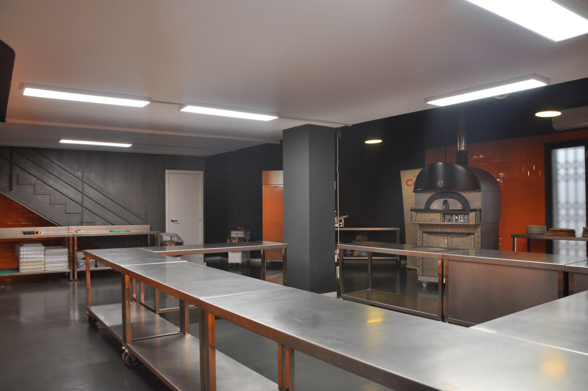 Zona de trabajo con mesas móviles